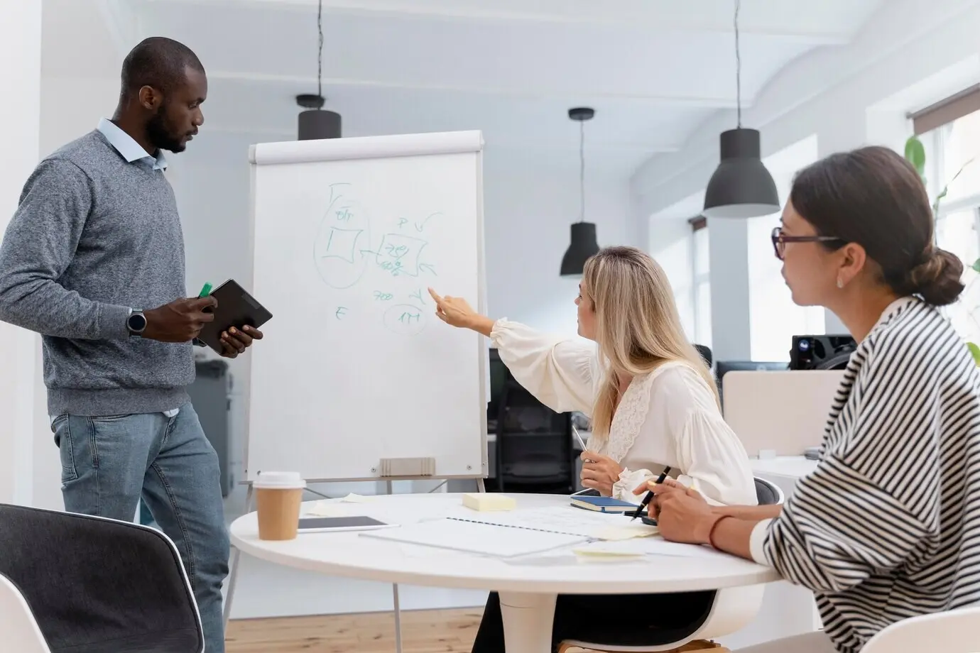 Nahaufnahme von jungen Kollegen bei einer Besprechung.